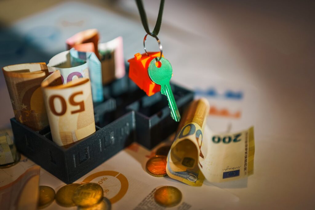Clé de maison posée sur des billets en euros, illustrant les 80% de commission pour un mandataire